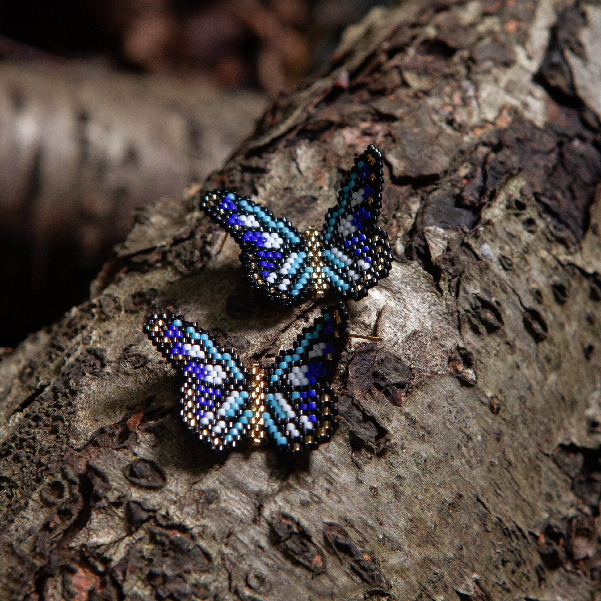 These Butterflys Earrings are expertly crafted with Miyuki beads and thread, boasting an ultra-lightweight design. The 18K gold stud adds a touch of elegance, while the foldable feature allows for a unique 3D accessory.