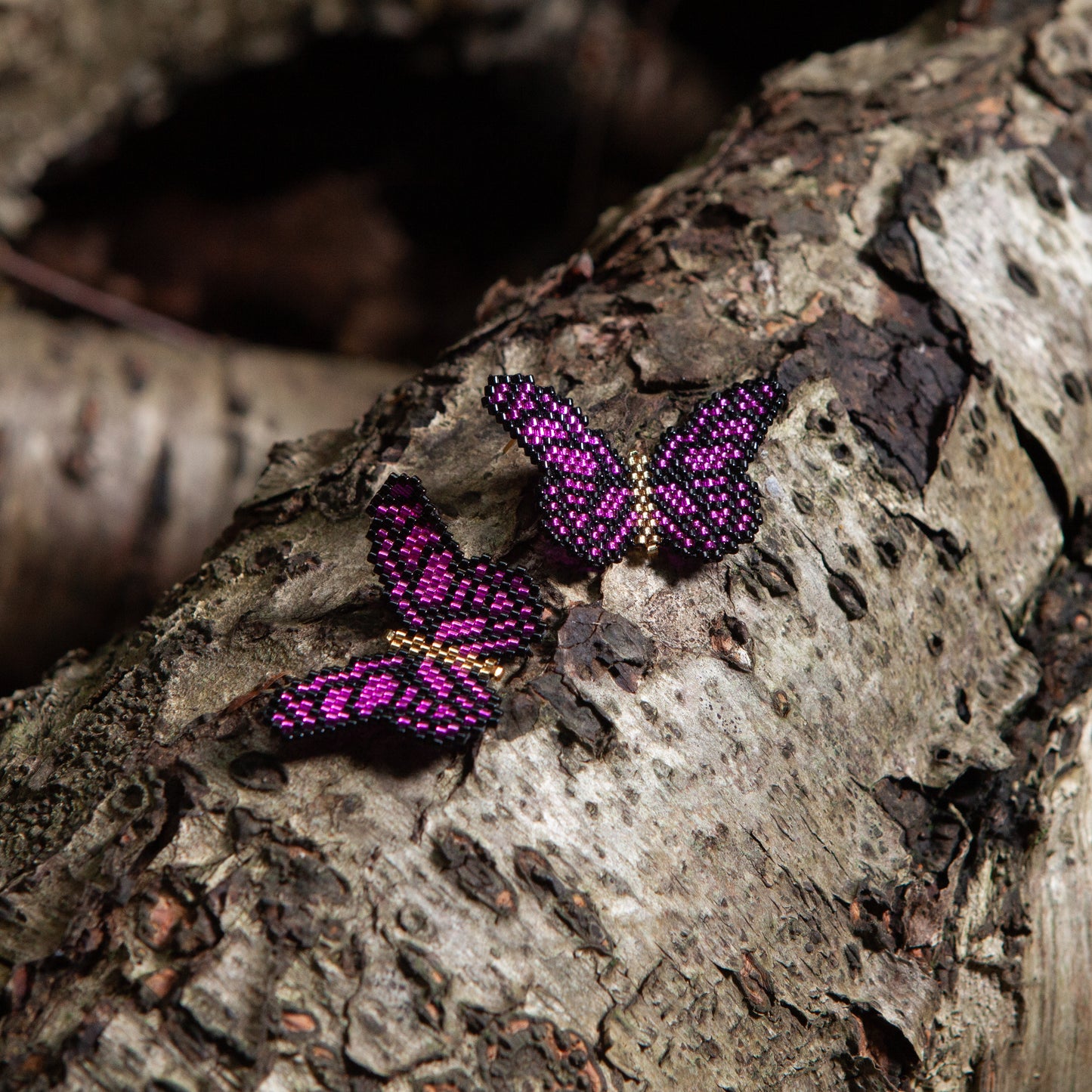 These Butterflys Earrings are expertly crafted with Miyuki beads and thread, boasting an ultra-lightweight design. The 18K gold stud adds a touch of elegance, while the foldable feature allows for a unique 3D accessory.