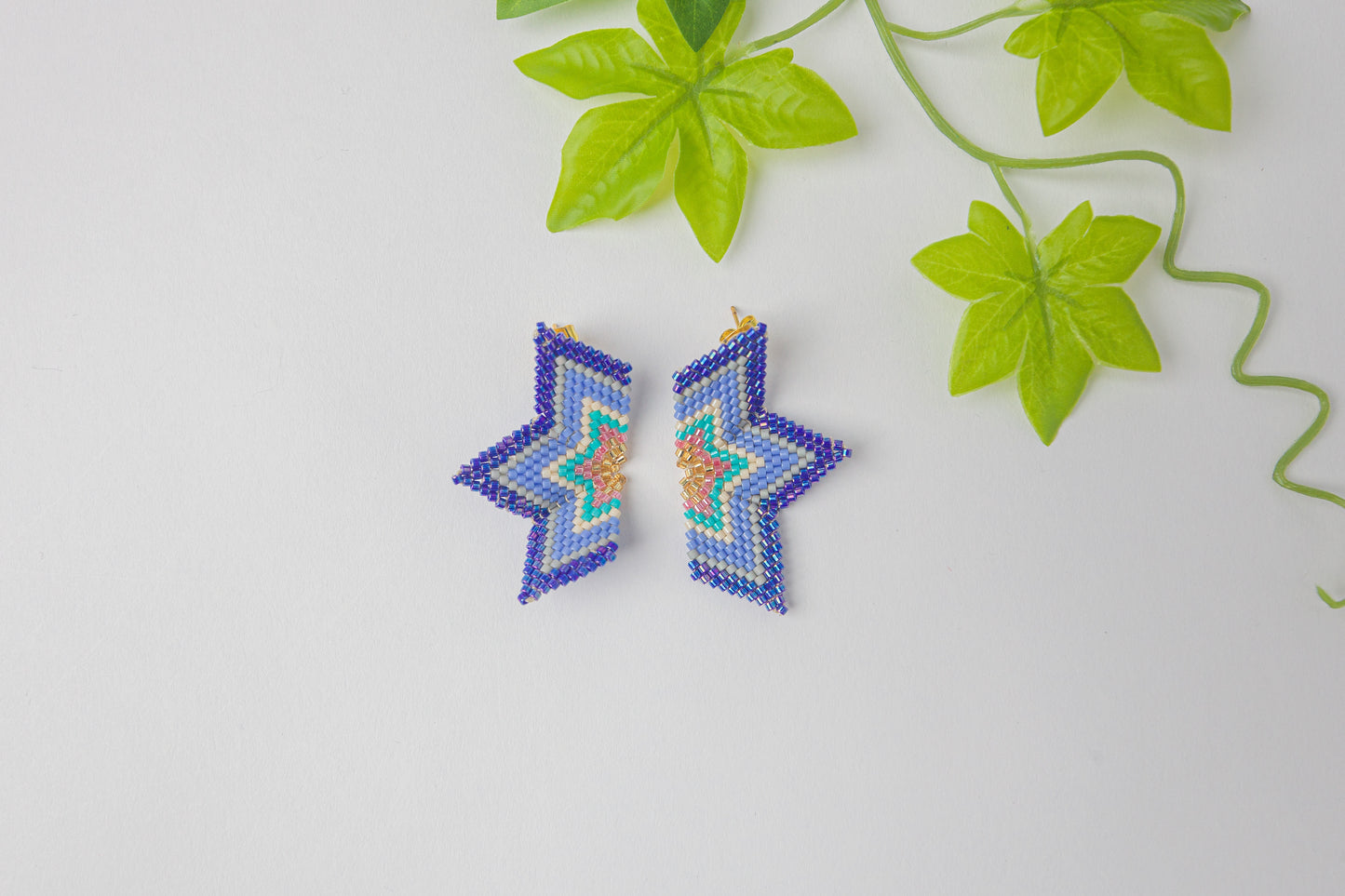 Star-shaped earrings made with Miyuki beads and thread, ultra-lightweight with a stud in 18K gold. Foldable for a unique 3D accessory