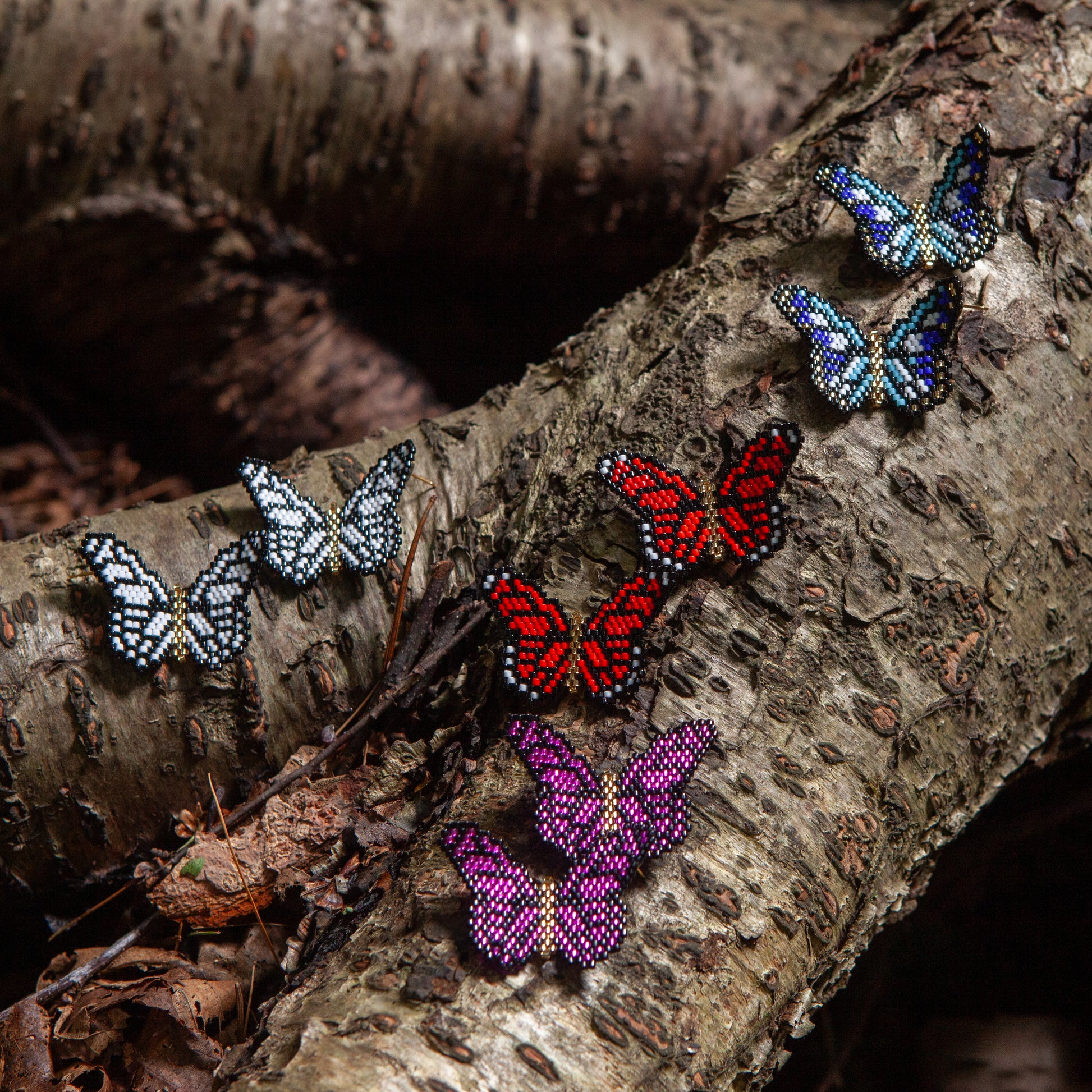 These Butterflys Earrings are expertly crafted with Miyuki beads and thread, boasting an ultra-lightweight design. The 18K gold stud adds a touch of elegance, while the foldable feature allows for a unique 3D accessory.