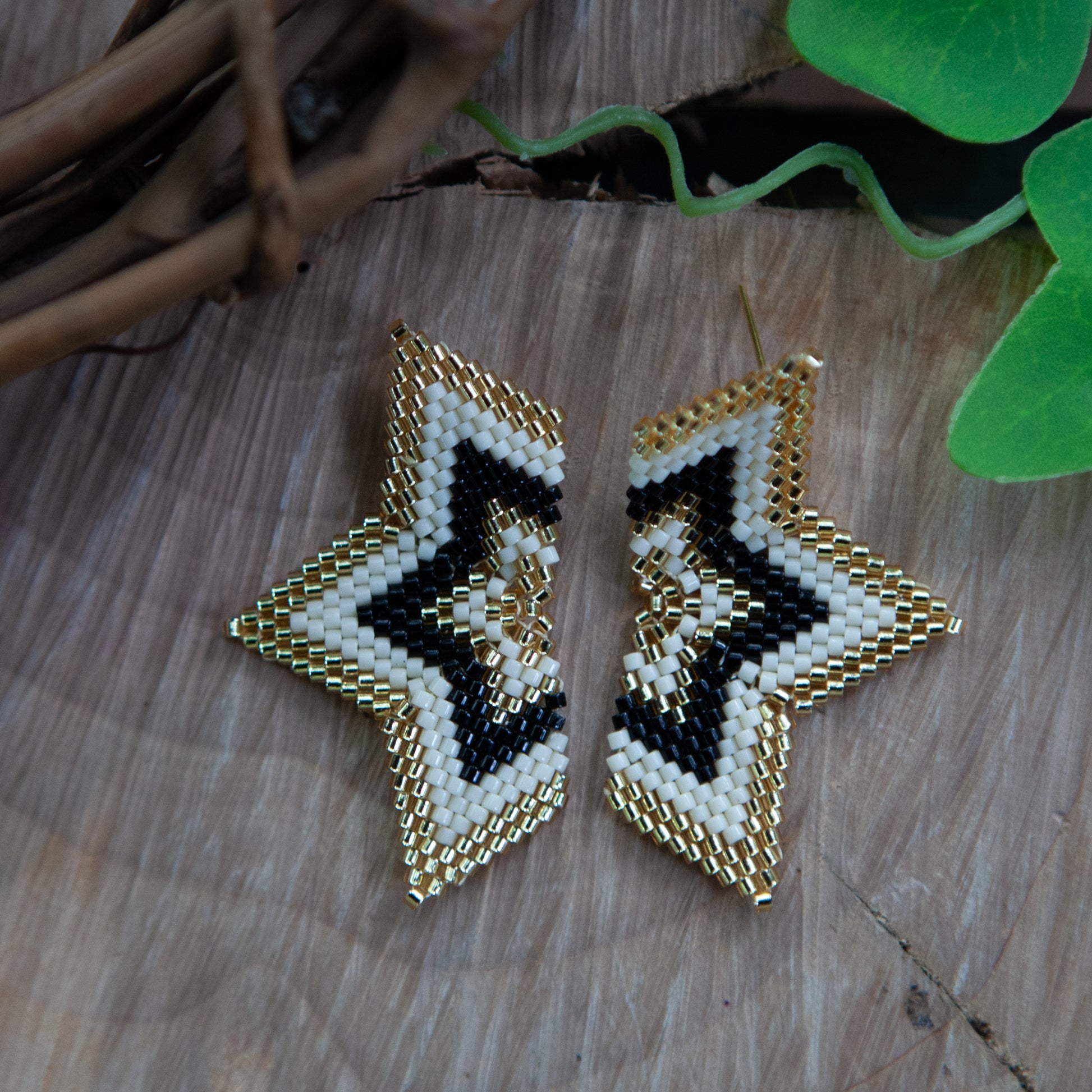 Star-shaped earrings made with Miyuki beads and thread, ultra-lightweight with a stud in 18K gold. Foldable for a unique 3D accessory