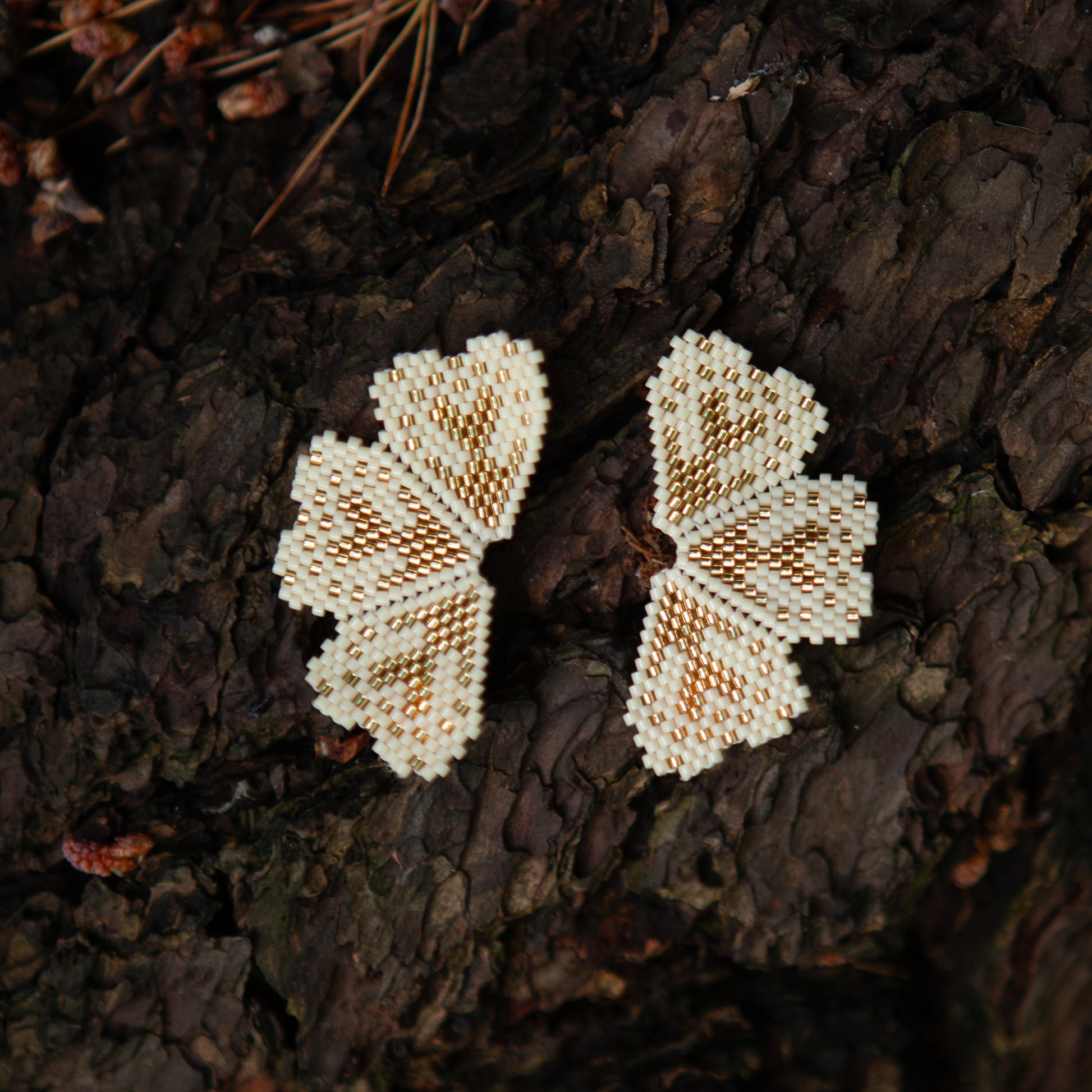 Triple Hearthearrings made with Miyuki beads and thread, ultra-lightweight with a stud in 18K gold. Foldable for a unique 3D accessory. These earrings are constructed with high-quality Miyuki beads and thread, ensuring lightweight wearability. The 18K gold stud adds a touch of elegance and can be easily folded for a unique 3D look.