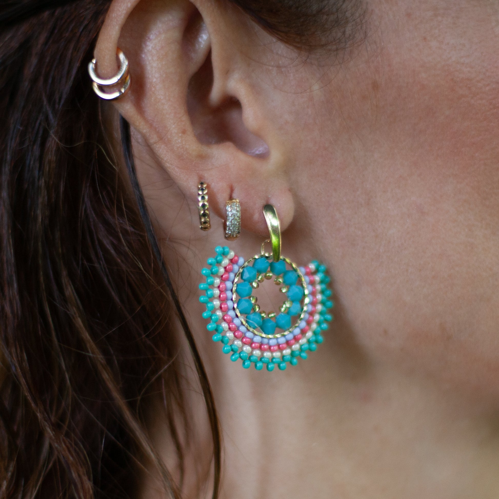 &nbsp;These unique Little Fan-shaped Earrings are handcrafted and designed with intricate wire weaving techniques. Each pair is elegantly adorned with colorful beads and a bronze stud, plated with gold for a luxurious touch. Available in a variety of colors, they are versatile and stylish, perfect for any occasion.