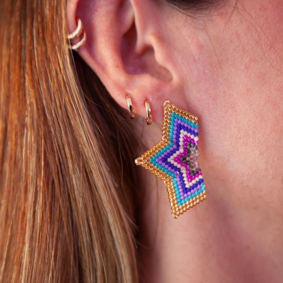 Star-shaped earrings made with Miyuki beads and thread, ultra-lightweight with a stud in 18K gold. Foldable for a unique 3D accessory