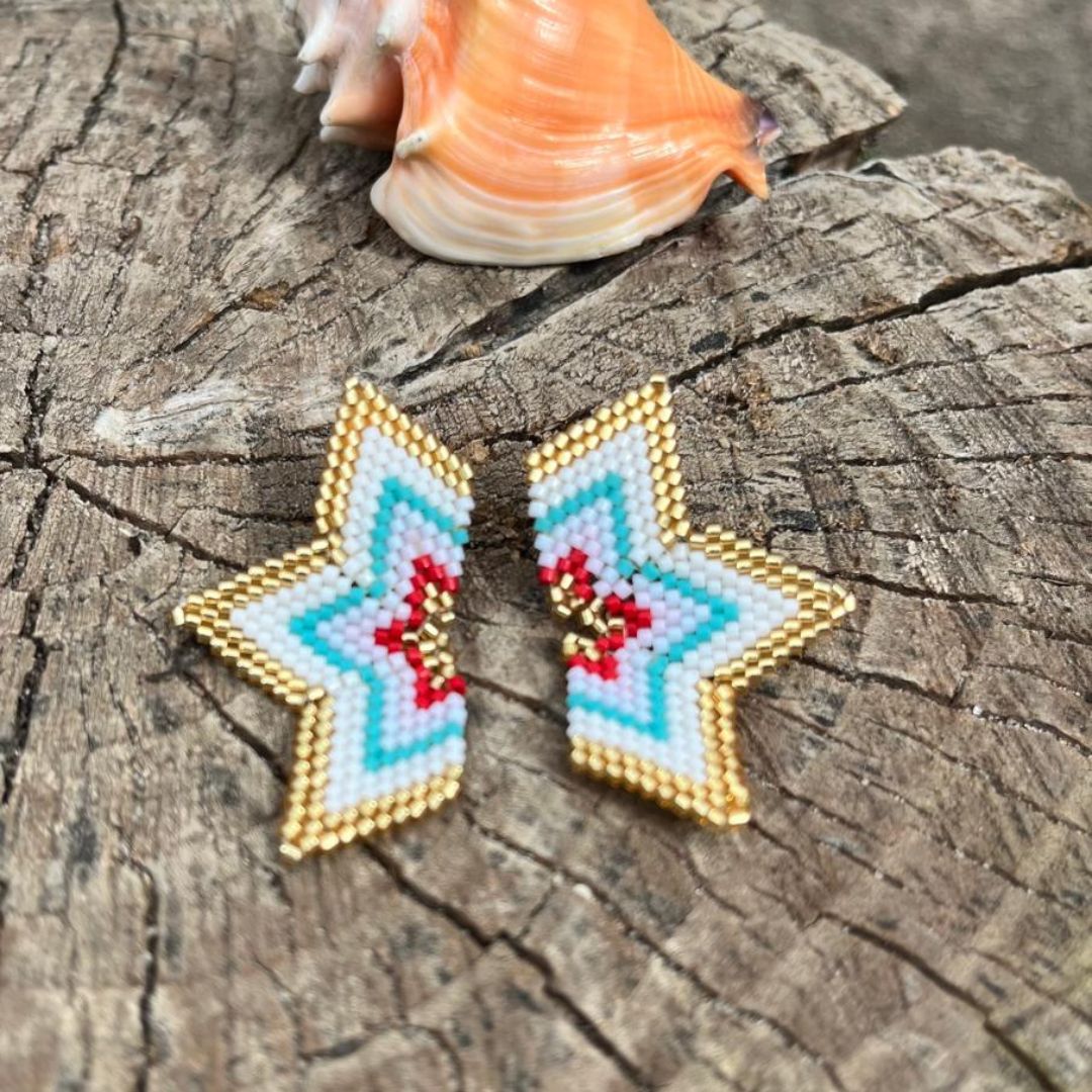 Star-shaped earrings made with Miyuki beads and thread, ultra-lightweight with a stud in 18K gold. Foldable for a unique 3D accessory