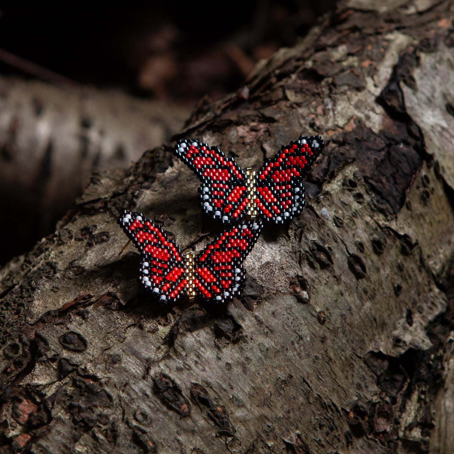 These Butterflys Earrings are expertly crafted with Miyuki beads and thread, boasting an ultra-lightweight design. The 18K gold stud adds a touch of elegance, while the foldable feature allows for a unique 3D accessory.