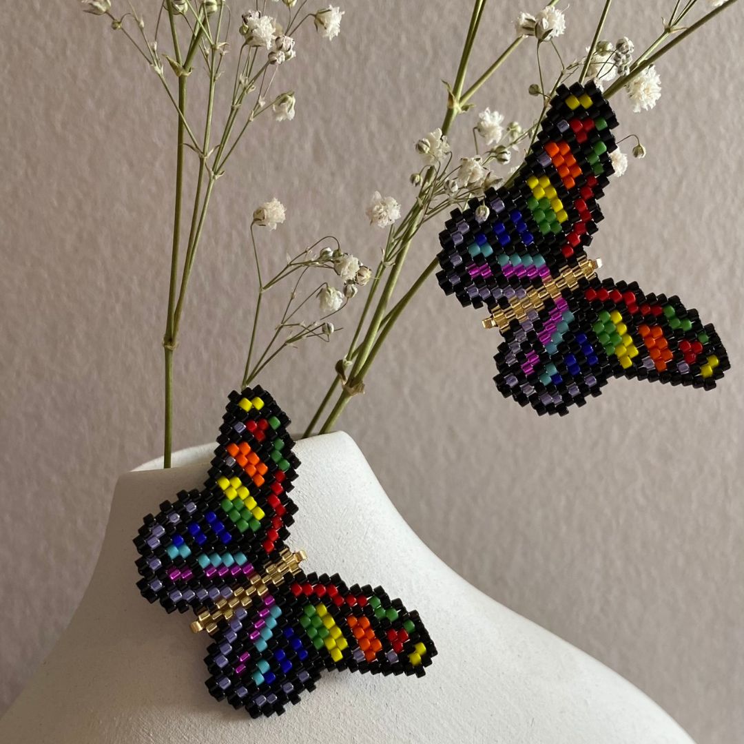 These Butterflys Earrings are expertly crafted with Miyuki beads and thread, boasting an ultra-lightweight design. The 18K gold stud adds a touch of elegance, while the foldable feature allows for a unique 3D accessory.