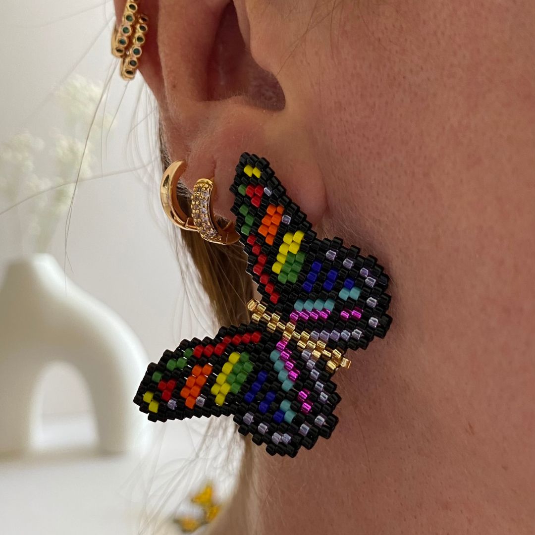 These Butterflys Earrings are expertly crafted with Miyuki beads and thread, boasting an ultra-lightweight design. The 18K gold stud adds a touch of elegance, while the foldable feature allows for a unique 3D accessory.