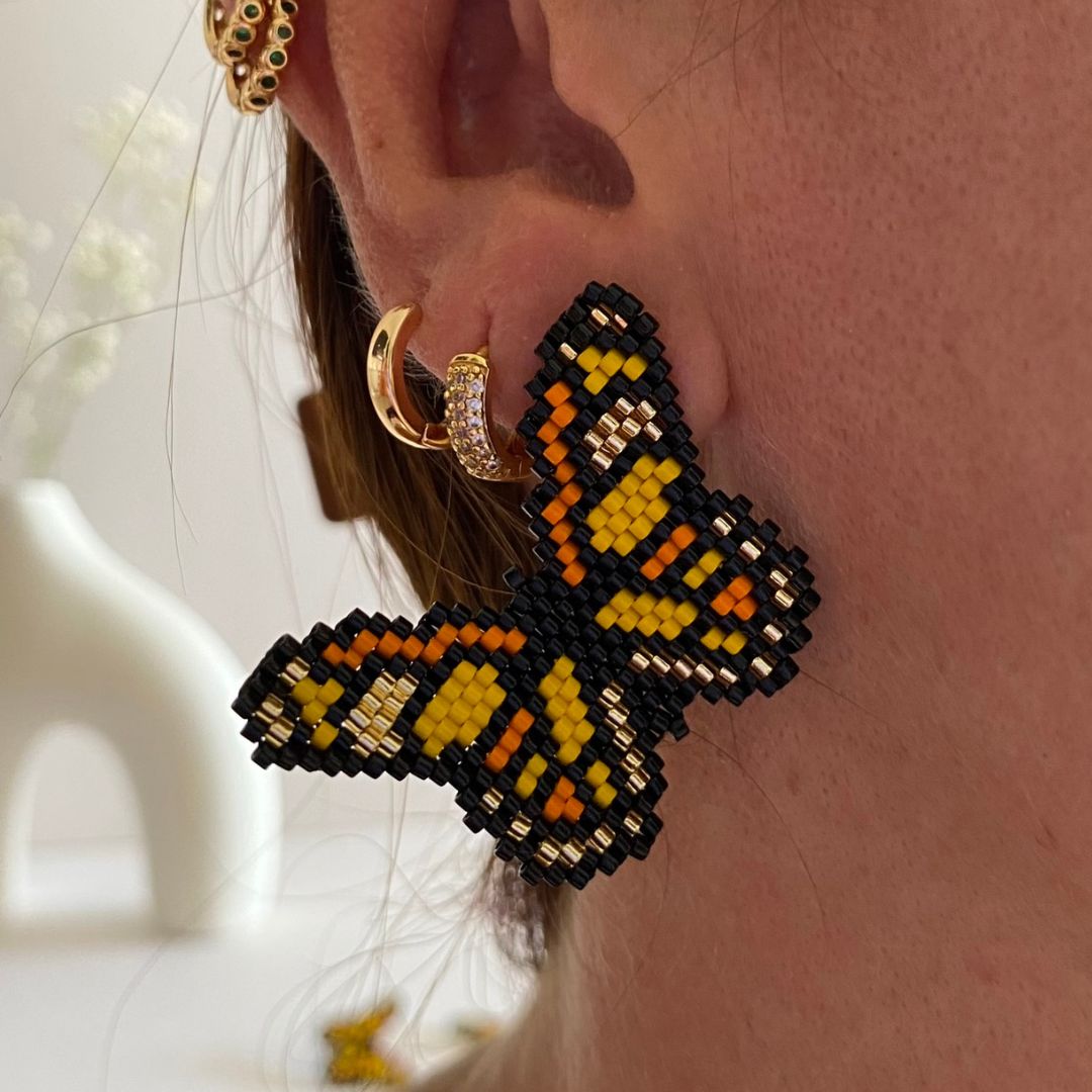 These Butterflys Earrings are expertly crafted with Miyuki beads and thread, boasting an ultra-lightweight design. The 18K gold stud adds a touch of elegance, while the foldable feature allows for a unique 3D accessory.