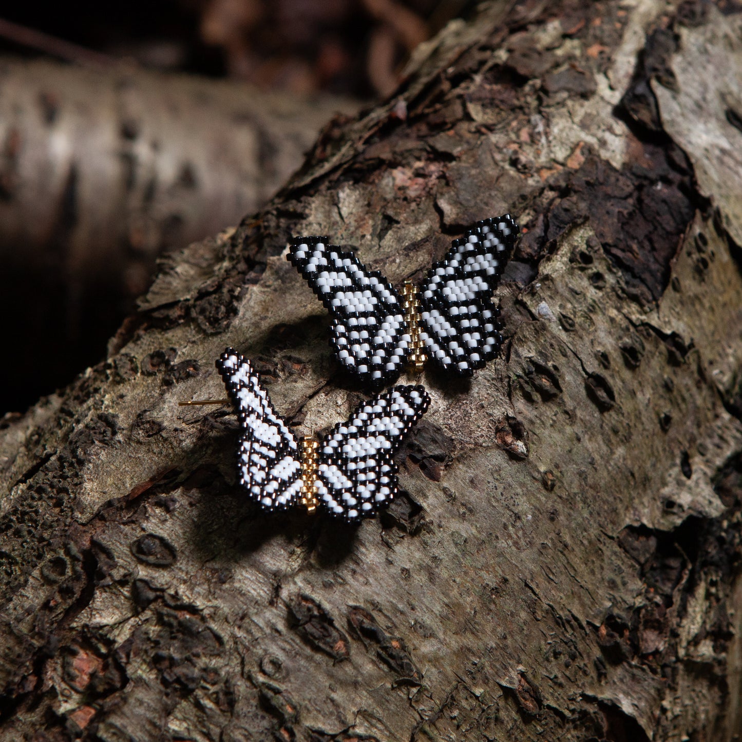 These Butterflys Earrings are expertly crafted with Miyuki beads and thread, boasting an ultra-lightweight design. The 18K gold stud adds a touch of elegance, while the foldable feature allows for a unique 3D accessory.